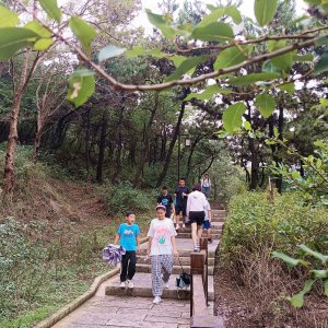 组图：登山出游 乐享假日