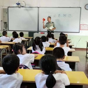 老兵宣讲进校园 红色基因薪火传