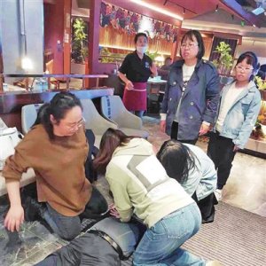 青岛西海岸新区9名“天使”20分钟接力急救昏倒老人