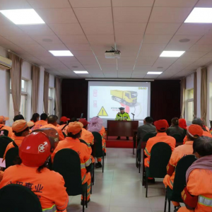 “交警蓝”守护“环卫橙” 黄岛交警为环卫工人送安全