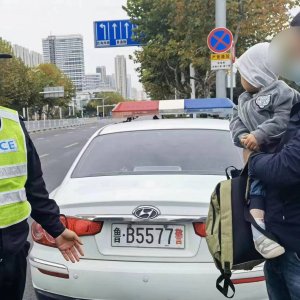 男孩摔伤腿急需送医，警车秒变救护车