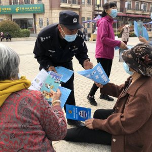 开发区公安分局：“扫楼敲门”筑牢反诈防线