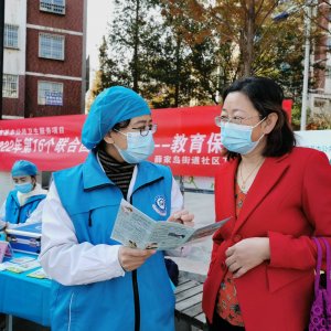 薛家岛街道社区卫生服务中心家医团队暖心服务进社区