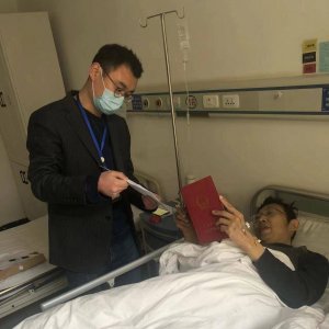 区不动产登记中心：红色尖兵擎旗前行 暖心服务送证上门