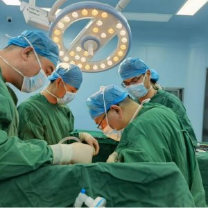 妙手除病痛，爱心暖患者！青滨附院普外科医护人员全力以赴救治家庭困难患者