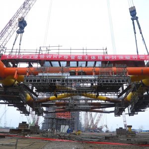 我国最大在建对外合作深水油田导管架在西海岸完成主结构封顶