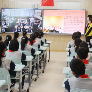 青岛实验区中外人文交流特色计划学校推进会在西海岸新区召开