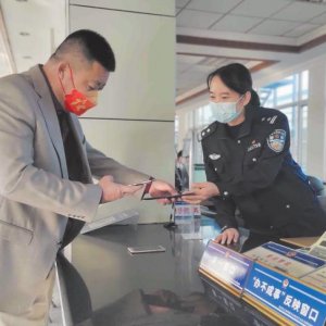新时代新征程新伟业｜黄岛交警车管所：让“办不成事”变“包办好事”