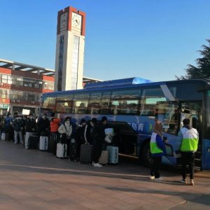 真情巴士：4条点对点专车护送学子返乡