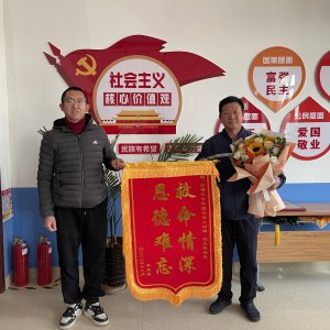 青岛真情巴士：公交好司机，挺身救伤员