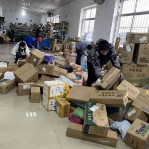 年底快递高峰期 交运菜鸟驿站业务忙