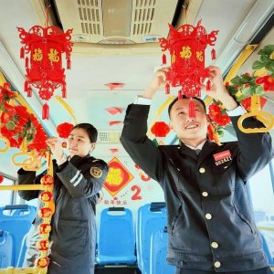 温馨巴士：春节元素装扮公交车 红红火火迎新年