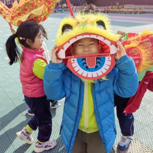 烟台东幼儿园：萌娃开学品民俗