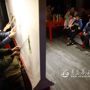 观看皮影戏 欢乐度寒假
