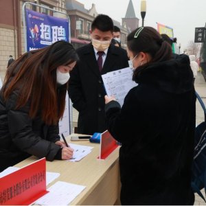 红石崖街道：名企纷亮相，带火招聘会