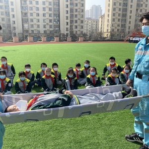 世博城学校组织开展安全应急体验活动