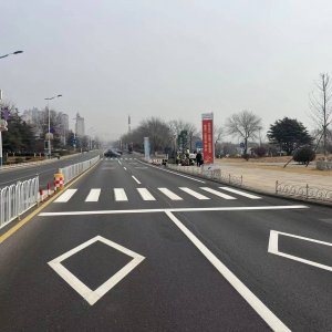 开发区交警：施划交通标志标线，规范城市交通秩序