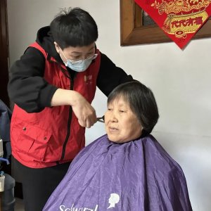 “荣军康养”在行动——西海岸新区开展“缅怀功绩·春风送暖”“三贴”服务活动
