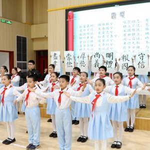 崇明岛路小学开展清明节经典诗词诵读活动