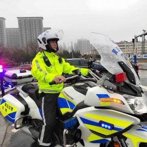 风雨坚守，黄岛交警奋战保畅通