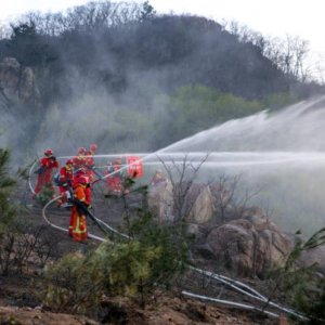 用科技力量筑牢森林防火墙！西海岸新区在喜鹊山举行森林火灾实战演练