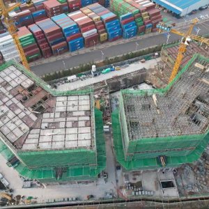 青岛自贸全球消费综合体主体结构封顶