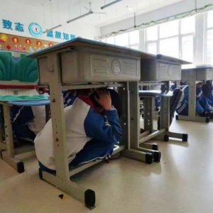 齐鲁第一实验小学组织地震逃生演练
