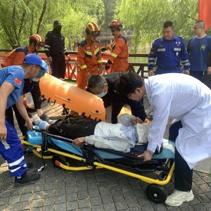 游客登山崴脚骨折，警民合力抬下山