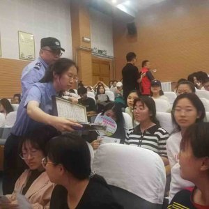 青岛西海岸新区关工委开展“珍爱生命，远离毒品”禁毒宣传进校园活动