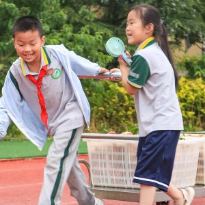 胶南小学开展校园采摘节暨家长开放日活动