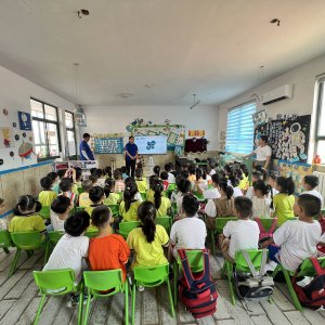 公交司机变“教师”，防溺水宣传进学校