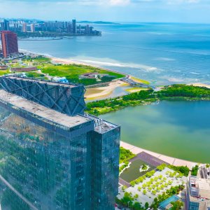 西海岸新区：蓝天白云景如画